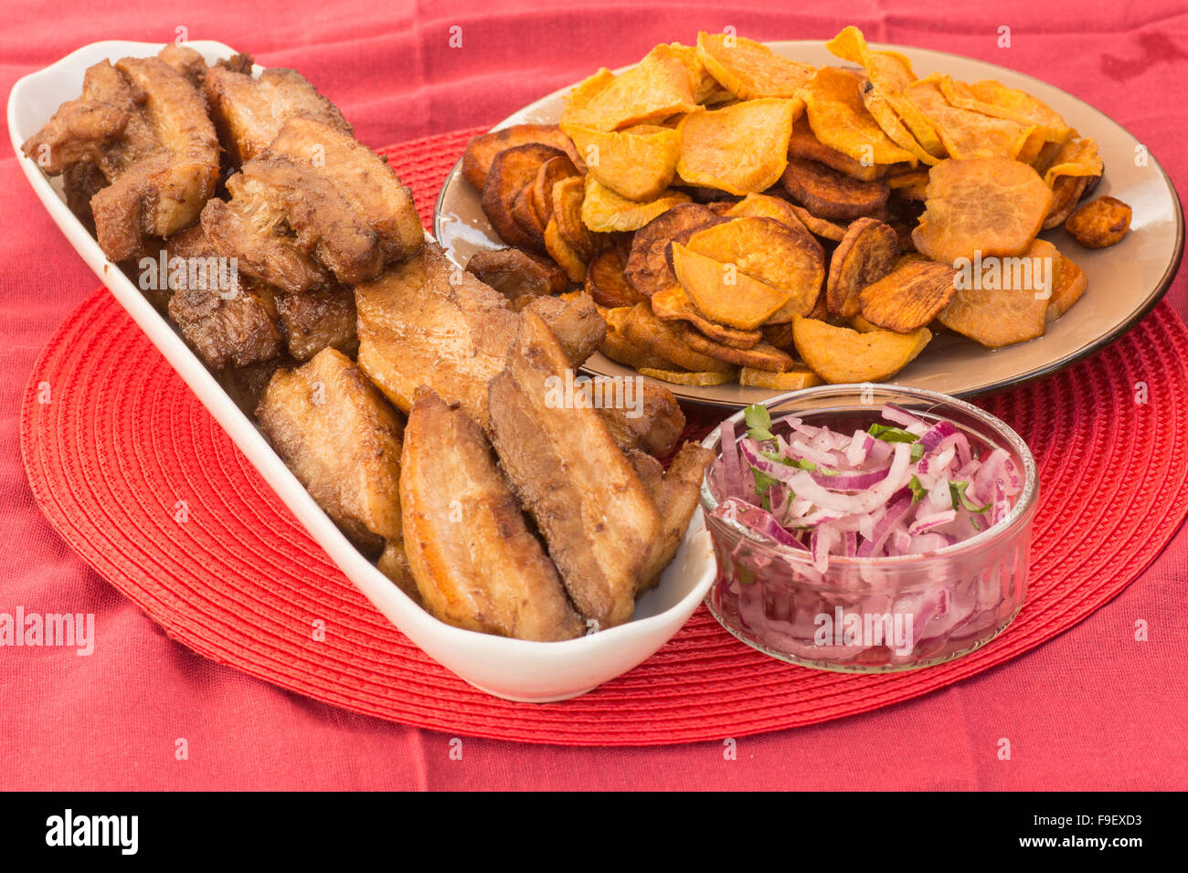 Tipico Piatto Peruviano Di Chicharron De Chancho Con Camote Frito E Zarsa Criollo Foto Stock Alamy
