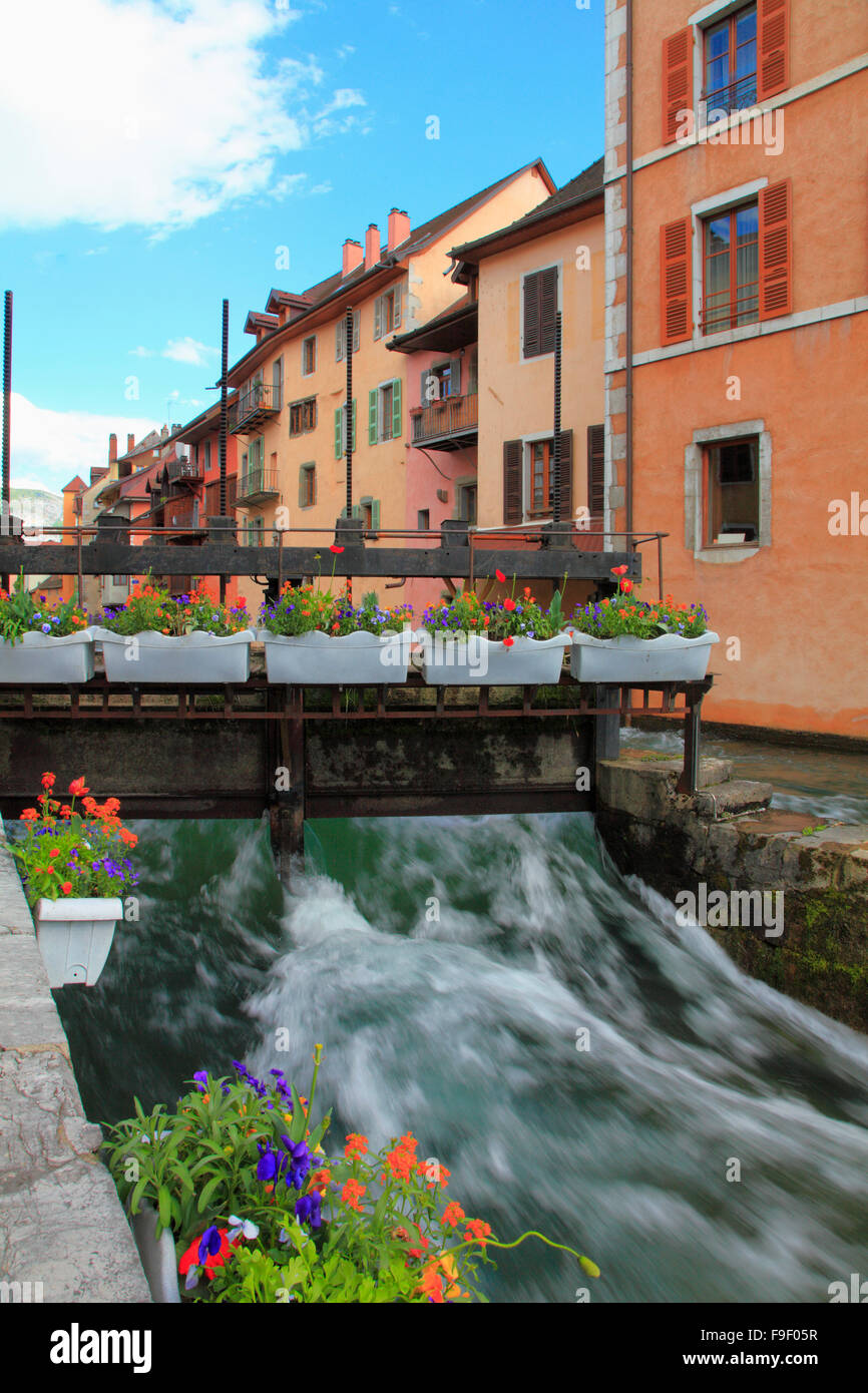 Francia Rhône-Alpes Annecy street scene Thiou Fiume Foto Stock