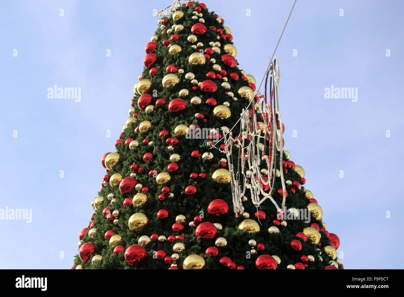 Gerusalemme. Xvi Dec, 2015. Un uomo decora un albero di natale a Gerusalemme la città vecchia, a Dic. 16, 2015. © Muammar Awad/Xinhua/Alamy Live News Foto Stock