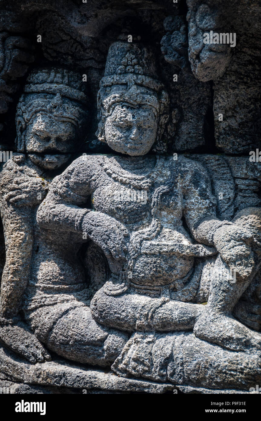 Medidating e seduta stone carving a Borobudur Foto Stock