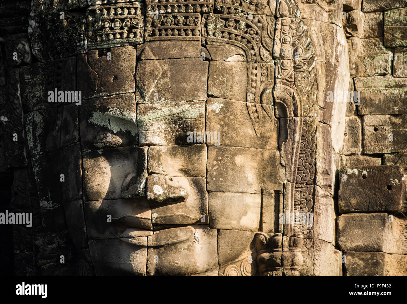 La luce del sole su una pietra di fronte al tempio Bayon, Angkor, Siem Reap, Cambogia Foto Stock