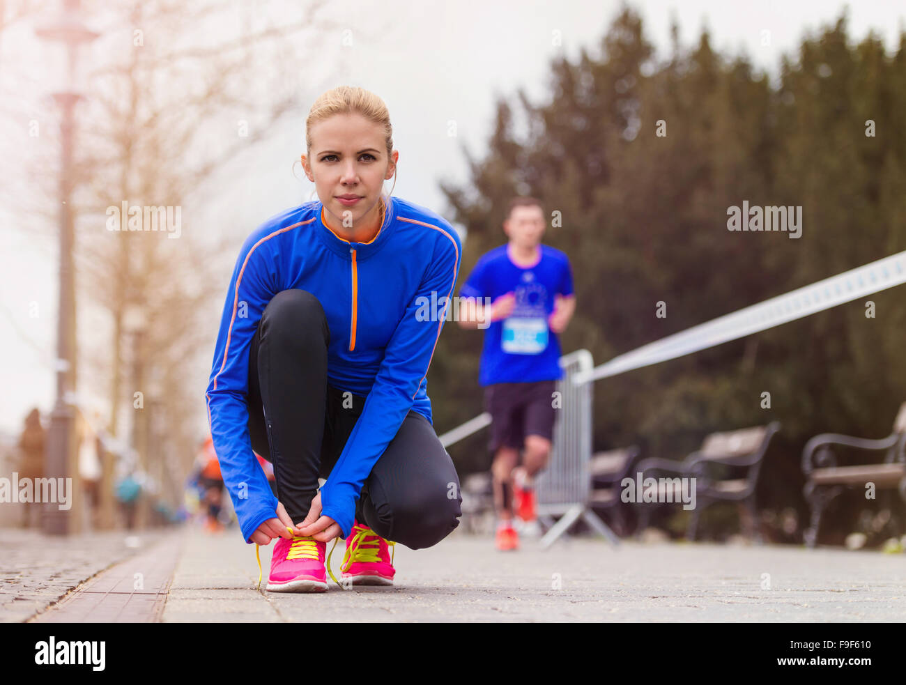 Giovani runner nella città di gara lacci delle scarpe di legatura Foto Stock