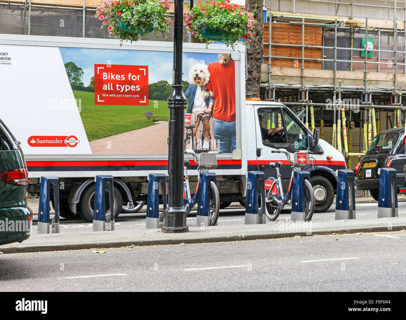 Un furgone di raccolta di "Boris bike o bici a noleggio in Londra England Regno Unito Foto Stock