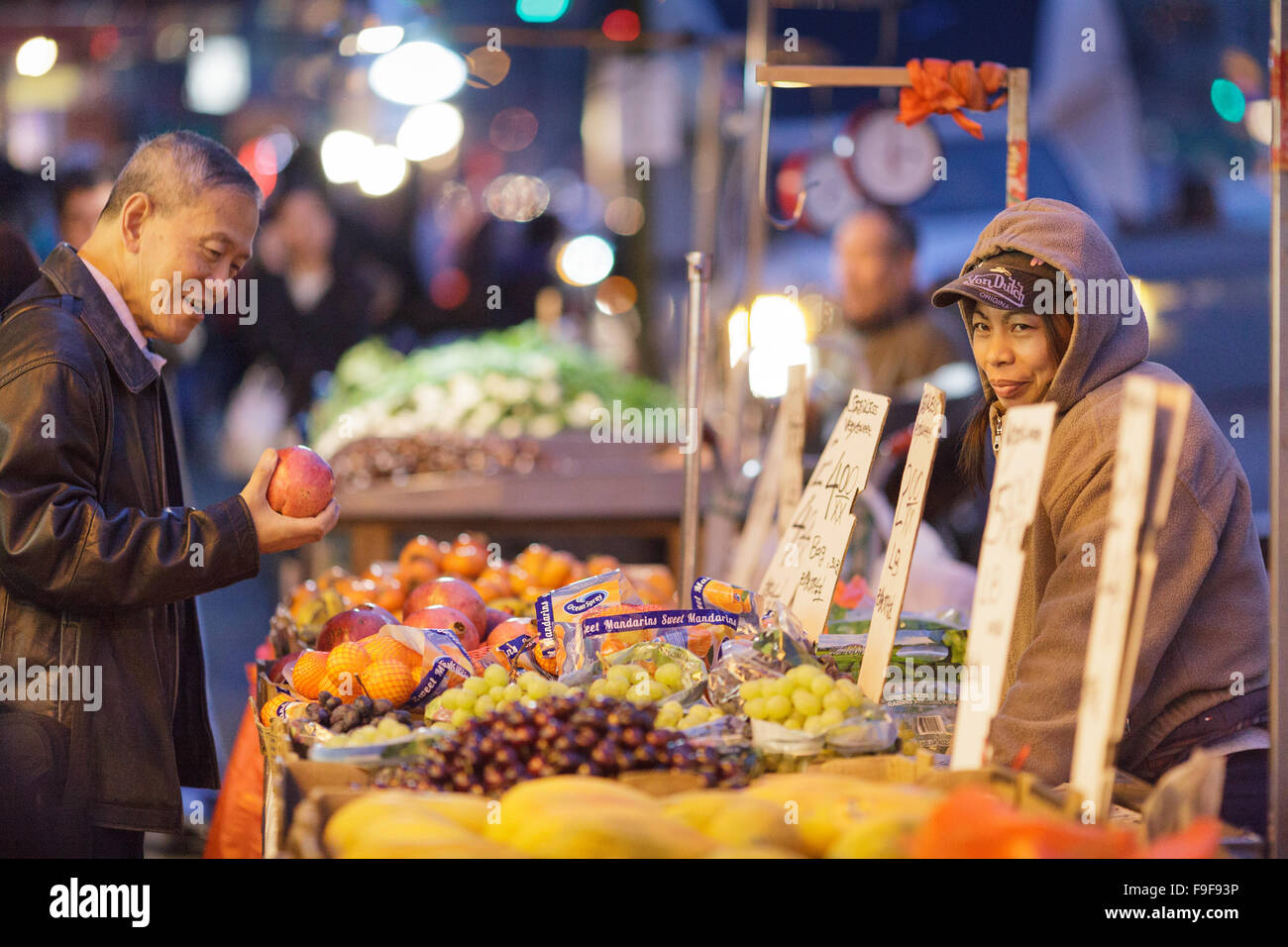 Frutta all'aperto il fornitore e il cliente, Chinatown, New York City, Stati Uniti d'America Foto Stock