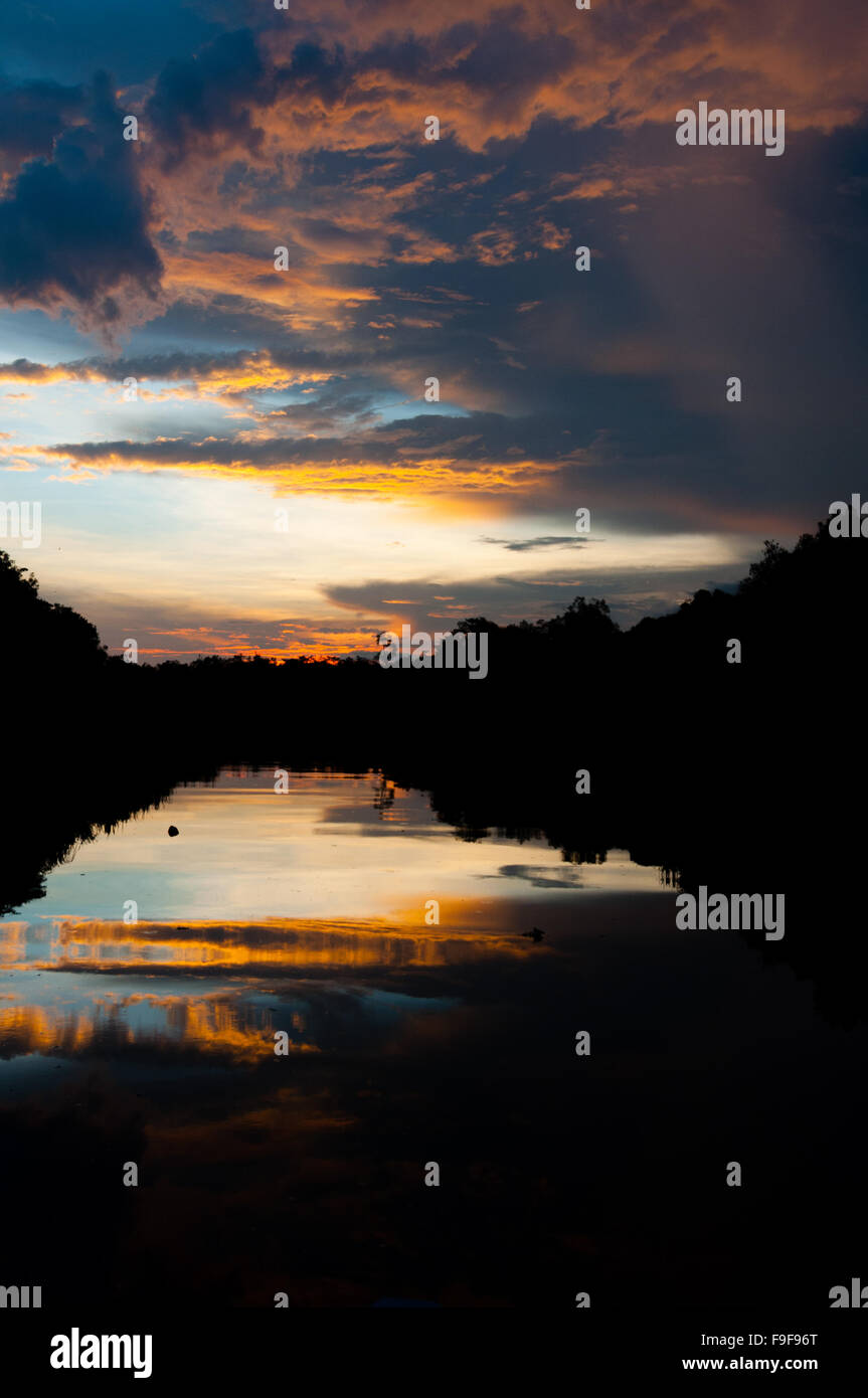 Tramonto mozzafiato con la riflessione sul fiume Foto Stock Tramonto mozzafiato con la riflessione sul fiume Foto Stock