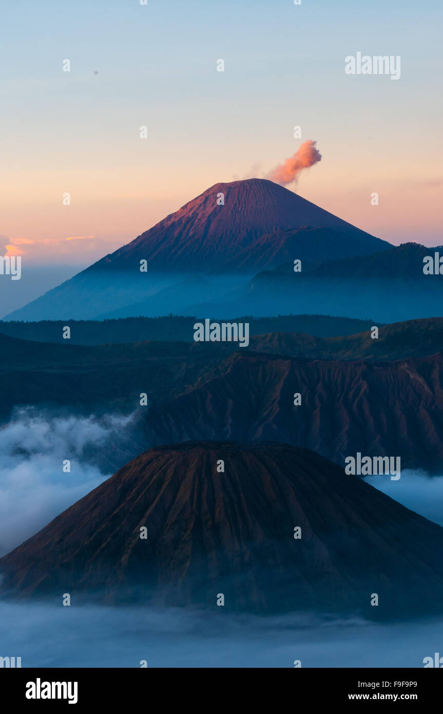 In montagna la nebbia e il fumo vulcano Bromo Foto Stock