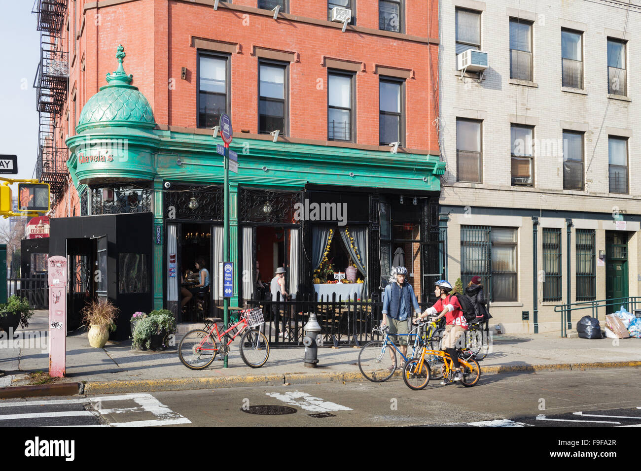 Il brunch della domenica, un angolo dell'anca in gentrifying Crown Heights, Brooklyn, New York, Stati Uniti d'America Foto Stock