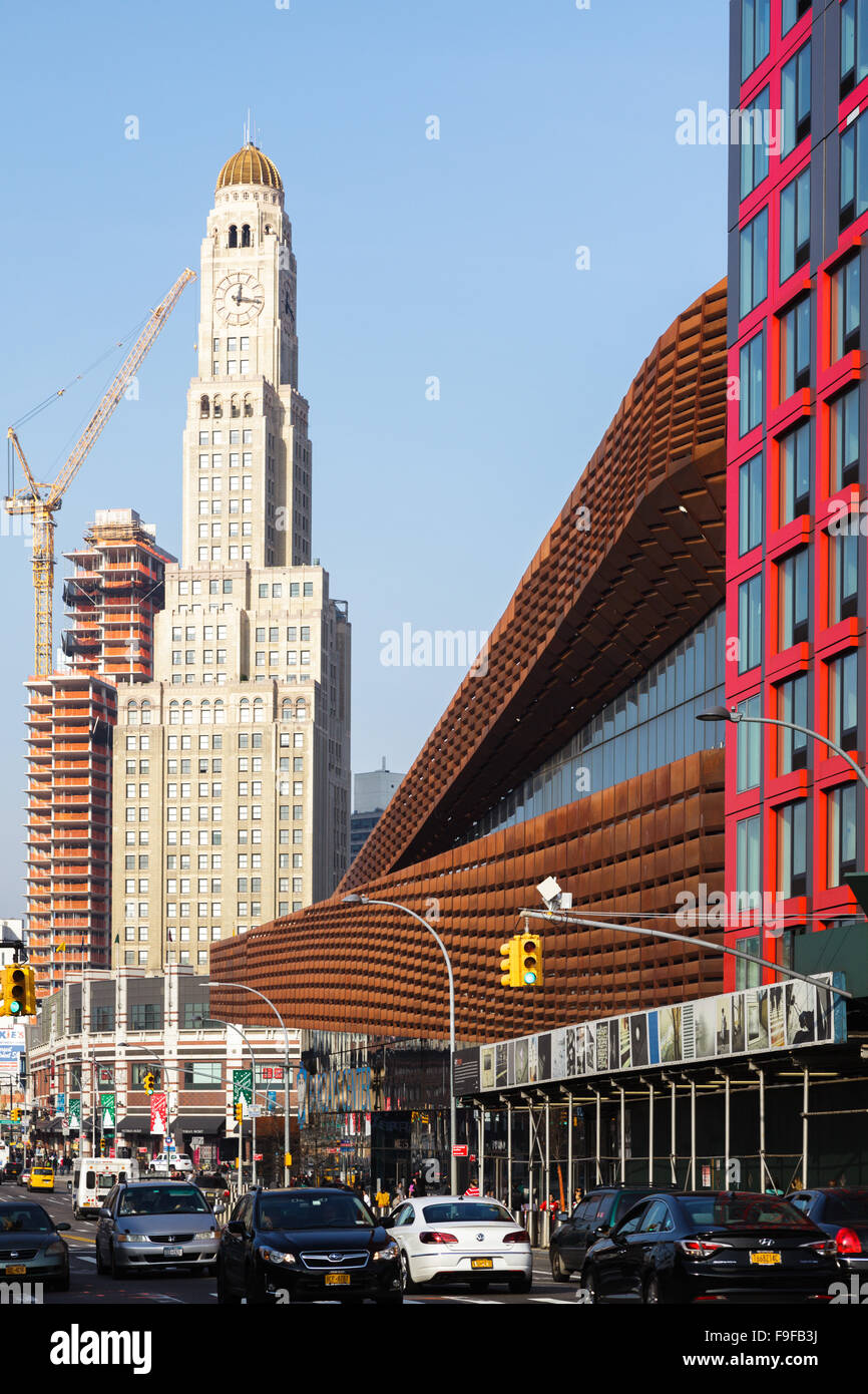 Barclays Center, Williamsburg Savings Bank Building dietro, Flatbush Avenue, Brooklyn, New York, Stati Uniti d'America Foto Stock