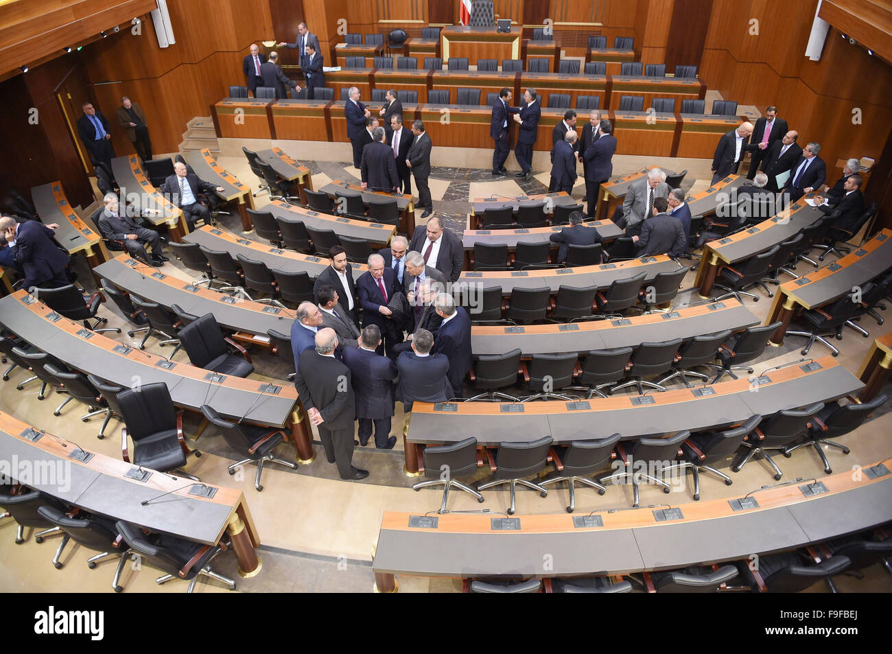 Beirut, Libano. Xvi Dec, 2015. I membri del Parlamento europeo partecipare a un voto a Beirut, Libano, del 16 dicembre, 2015. Il parlamento libanese ha fallito mercoledì per la trentatreesima volta consecutiva di convocare e di eleggere un nuovo presidente a causa di una mancanza di costituzionalmente quorum necessario. Credito: Foued/Xinhua/Alamy Live News Foto Stock