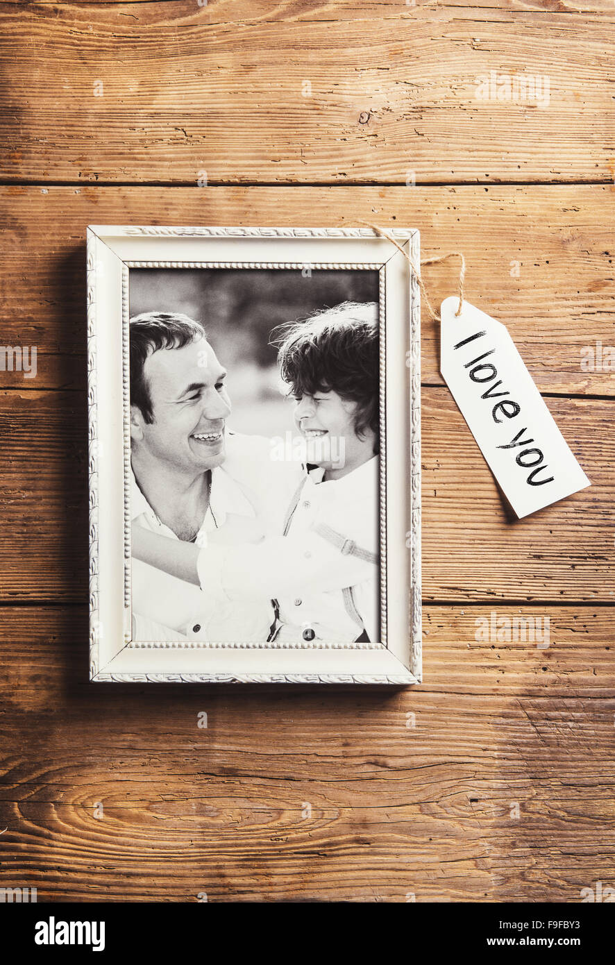 Foto di famiglia in bianco cornice immagine. Studio shot su sfondi di legno. Foto Stock