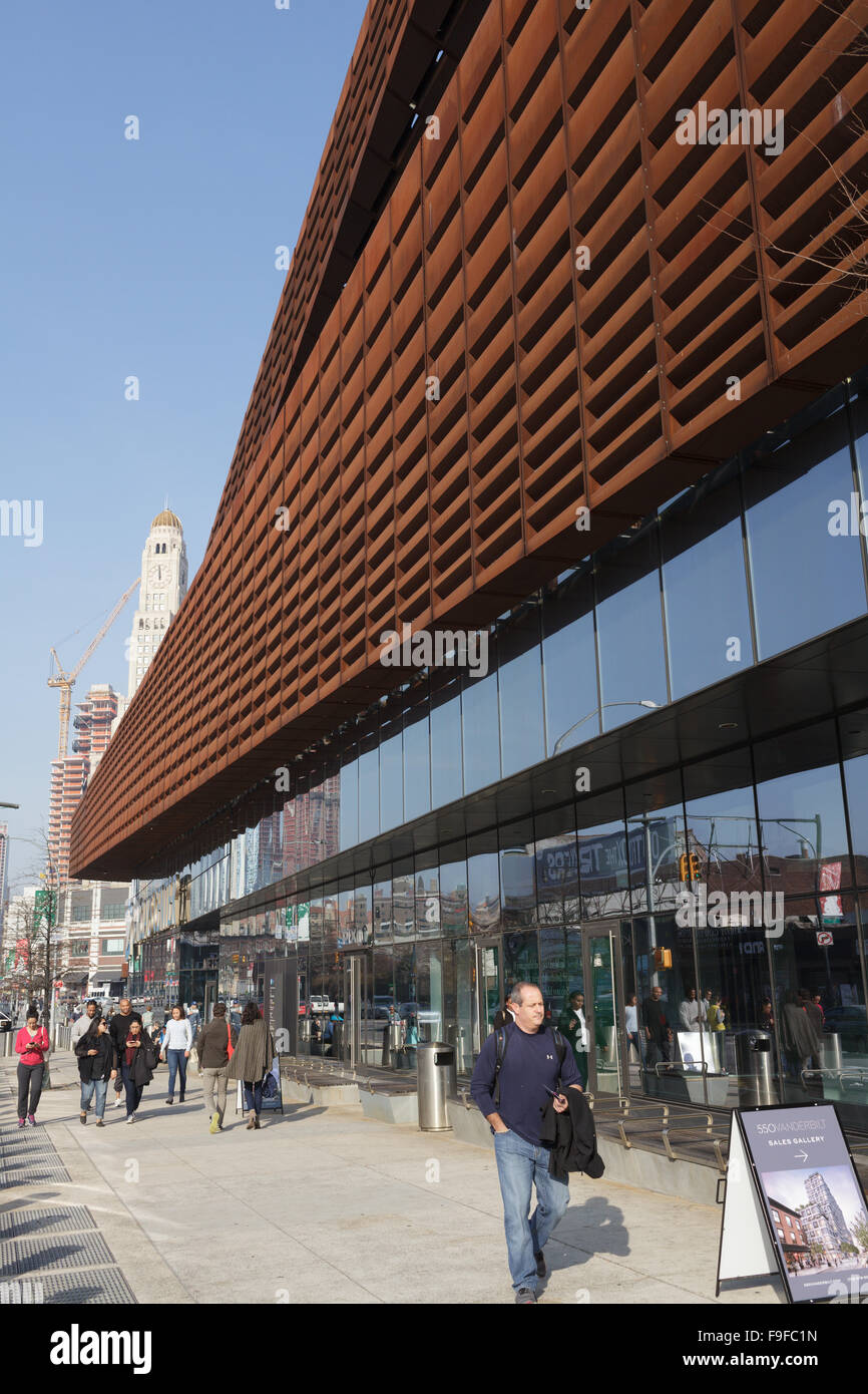 Barclays Center, Williamsburg Savings Bank Building dietro, Flatbush Avenue, Brooklyn, New York, Stati Uniti d'America Foto Stock