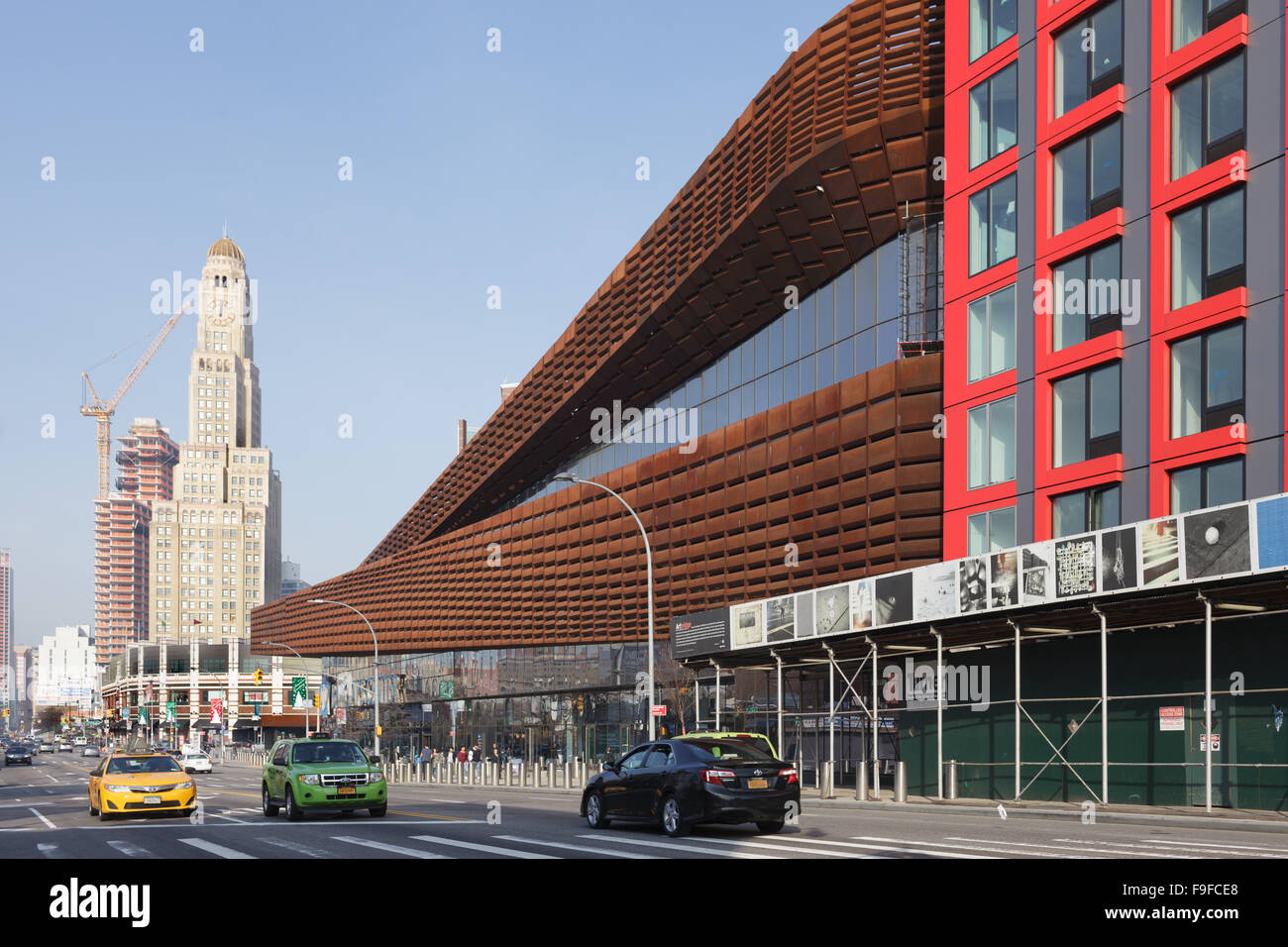 Barclays Center, Williamsburg Savings Bank Building dietro, Flatbush Avenue, Brooklyn, New York, Stati Uniti d'America Foto Stock
