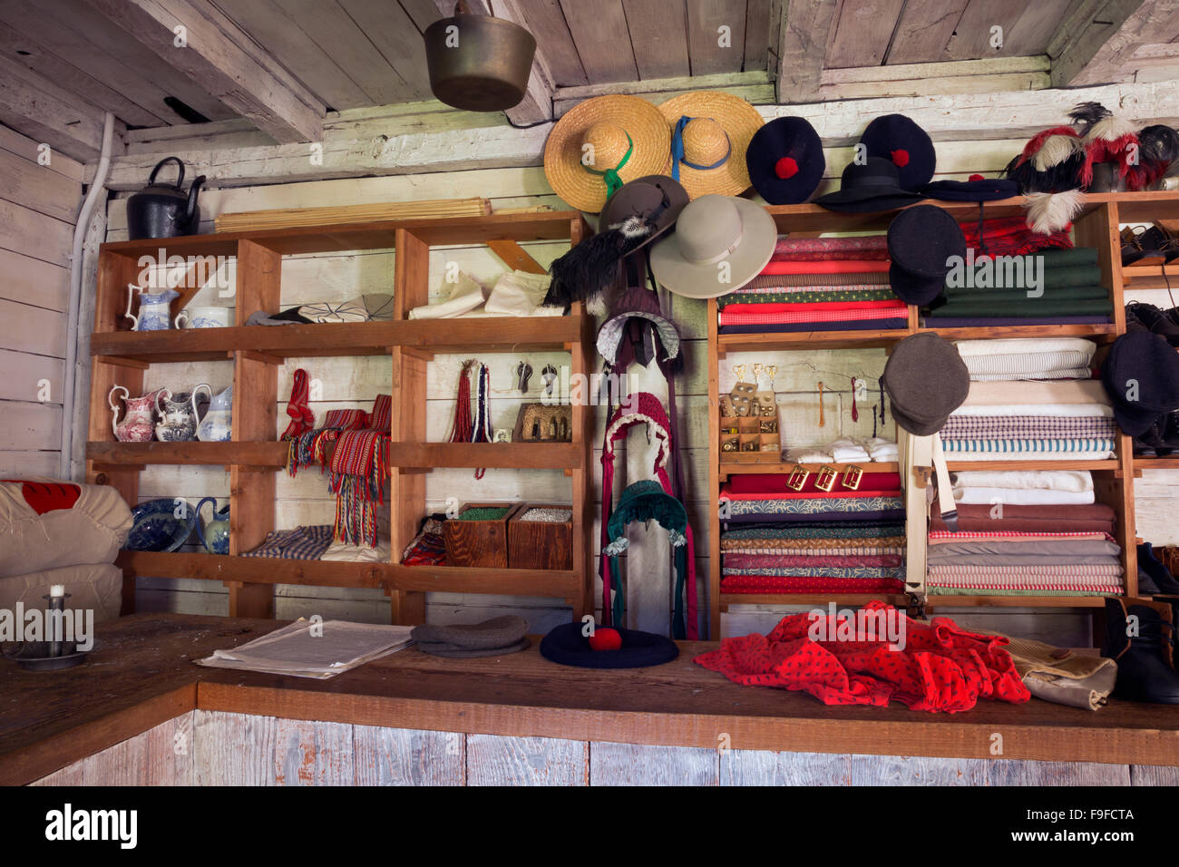 WASHINGTON - Panno e oggetti di uso domestico presso il negoziotrading post a Fort Nisqually Historic Site, un museo vivente di storia. Foto Stock