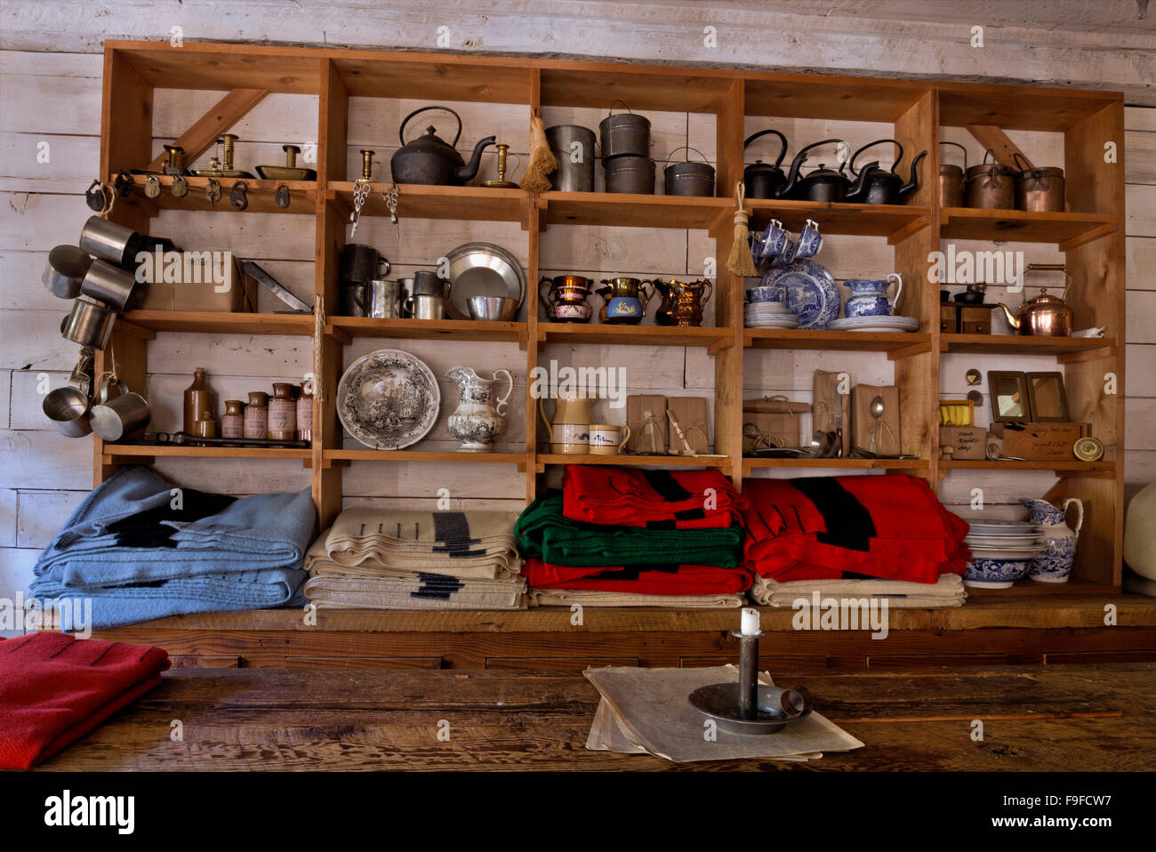 WASHINGTON - Panno e oggetti di uso domestico presso il negoziotrading post a Fort Nisqually Historic Site, un museo vivente di storia. Foto Stock