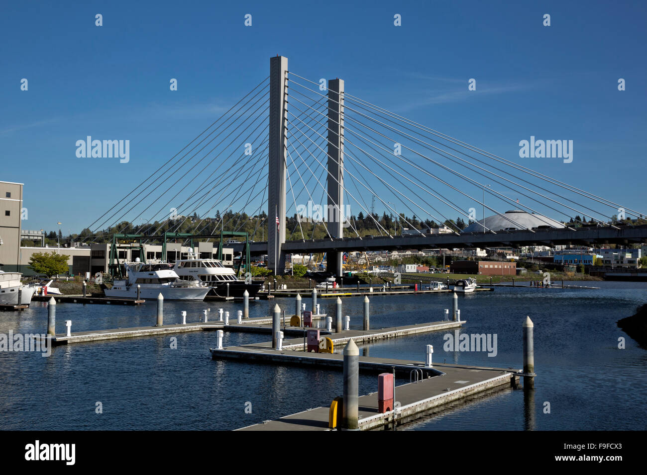 WASHINGTON - Dock Street Marina sul Foss per via navigabile, la SR 509 e il ponte di Tacoma Dome visto da Tacoma il Museo del Vetro Foto Stock