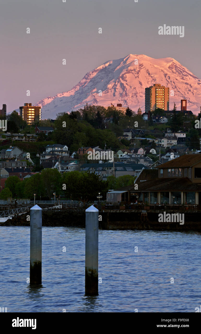 WASHINGTON - tramonto da una dock di pesca sulla baia di inizio sul lungomare della città di Tacoma con il Monte Rainer al di là. Foto Stock