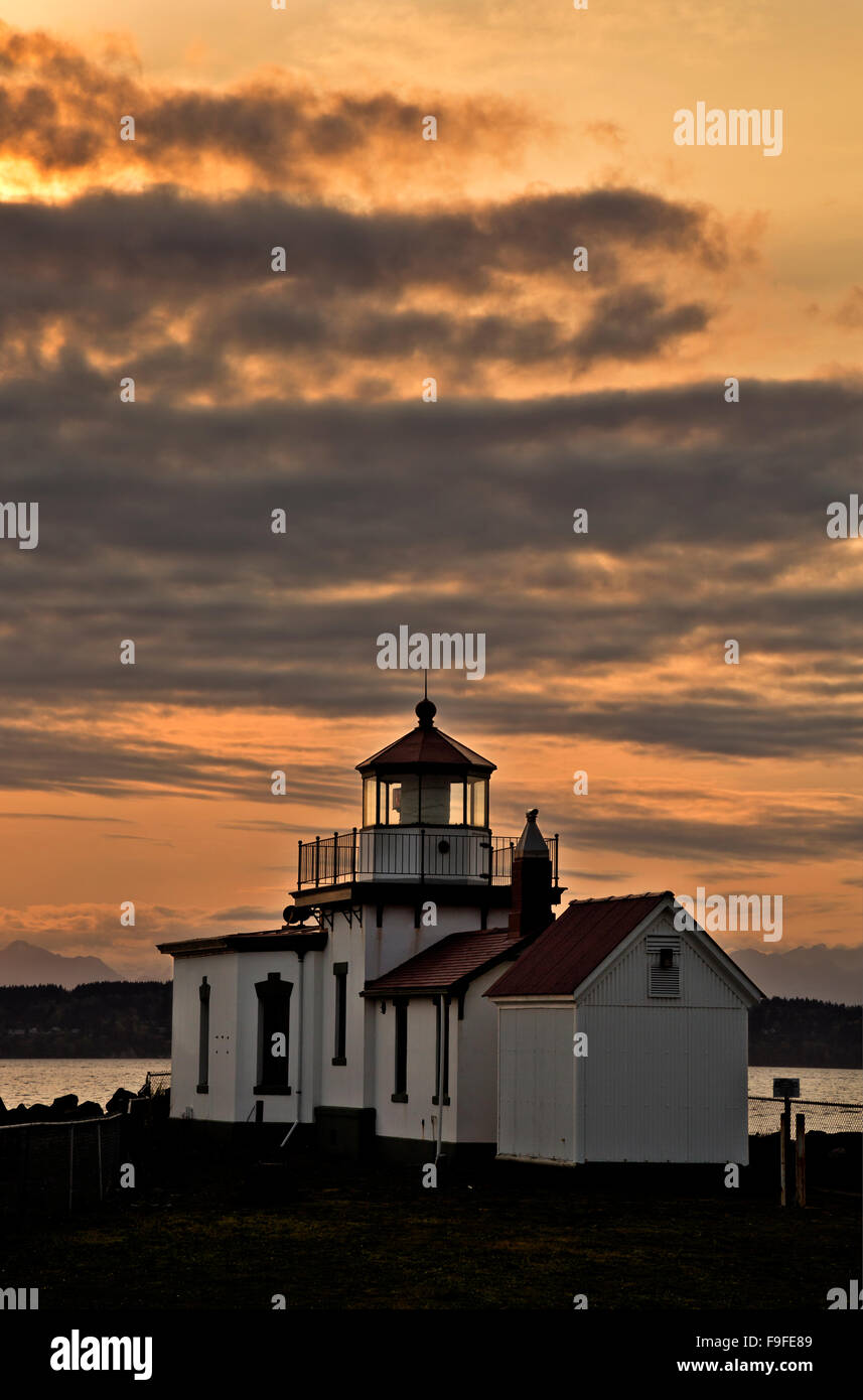 WA12346-00...WASHINGTON - West Point luce sul Puget Sound di Seattle del parco di scoperta al tramonto. Foto Stock