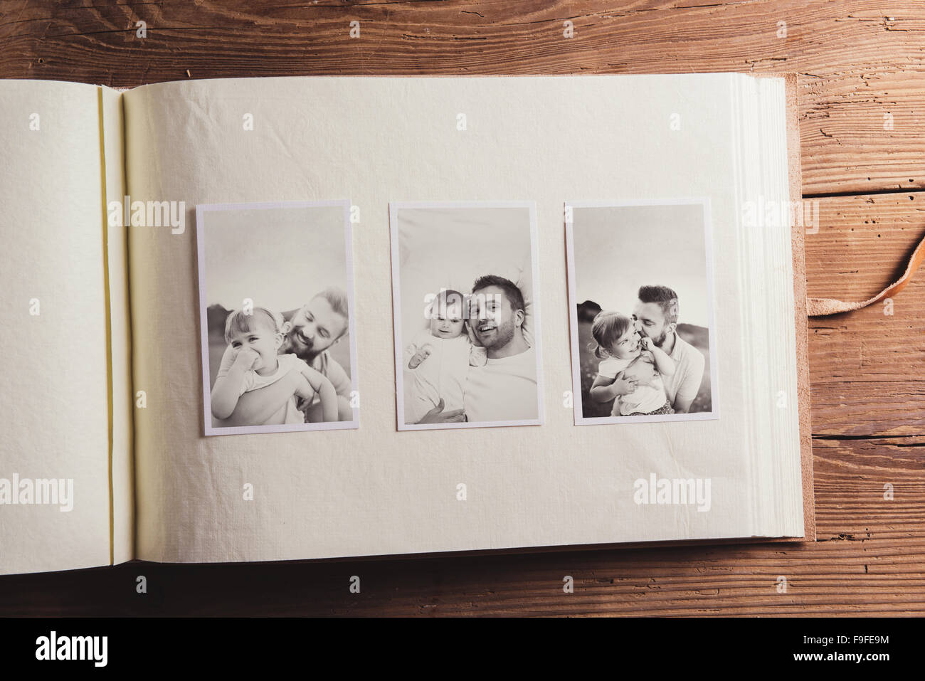 Elegante album fotografico per bambini in bianco e nero - Venngage