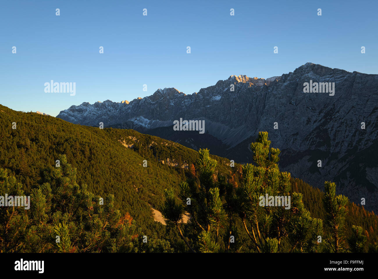 Montagne Karwendel al tramonto, Tirolo, Austria Foto Stock