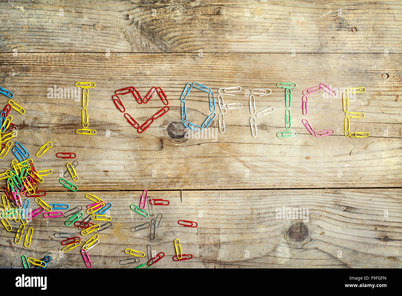 Graffetta colorata mi piace office segno su un pavimento di legno dello sfondo. Vista da sopra. Foto Stock