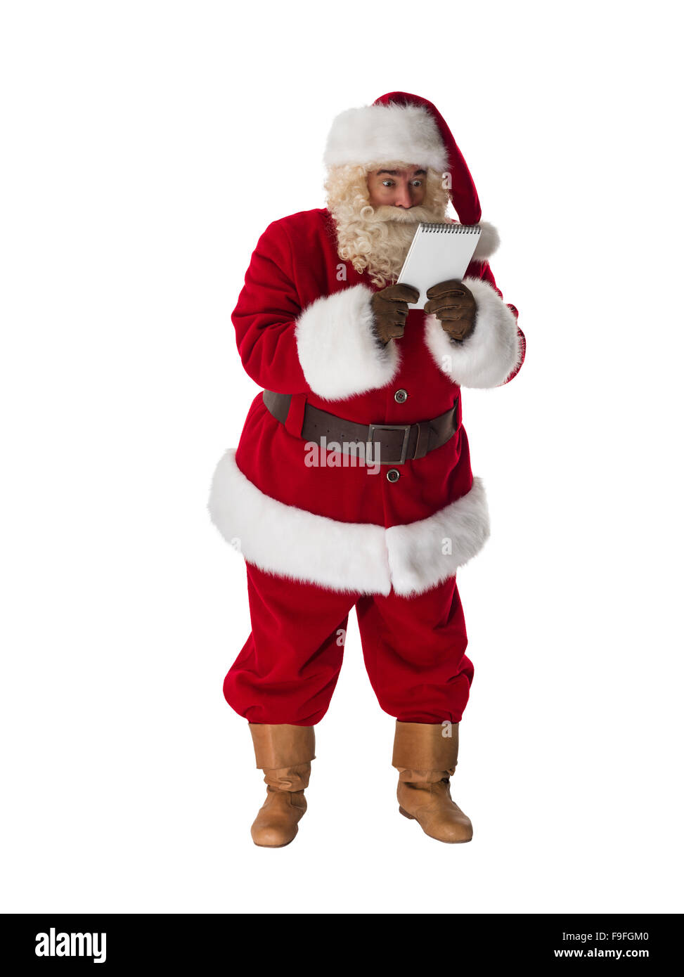 Santa Claus tenendo premuto il Blocco note. A piena lunghezza Ritratto isolato su sfondo bianco Foto Stock
