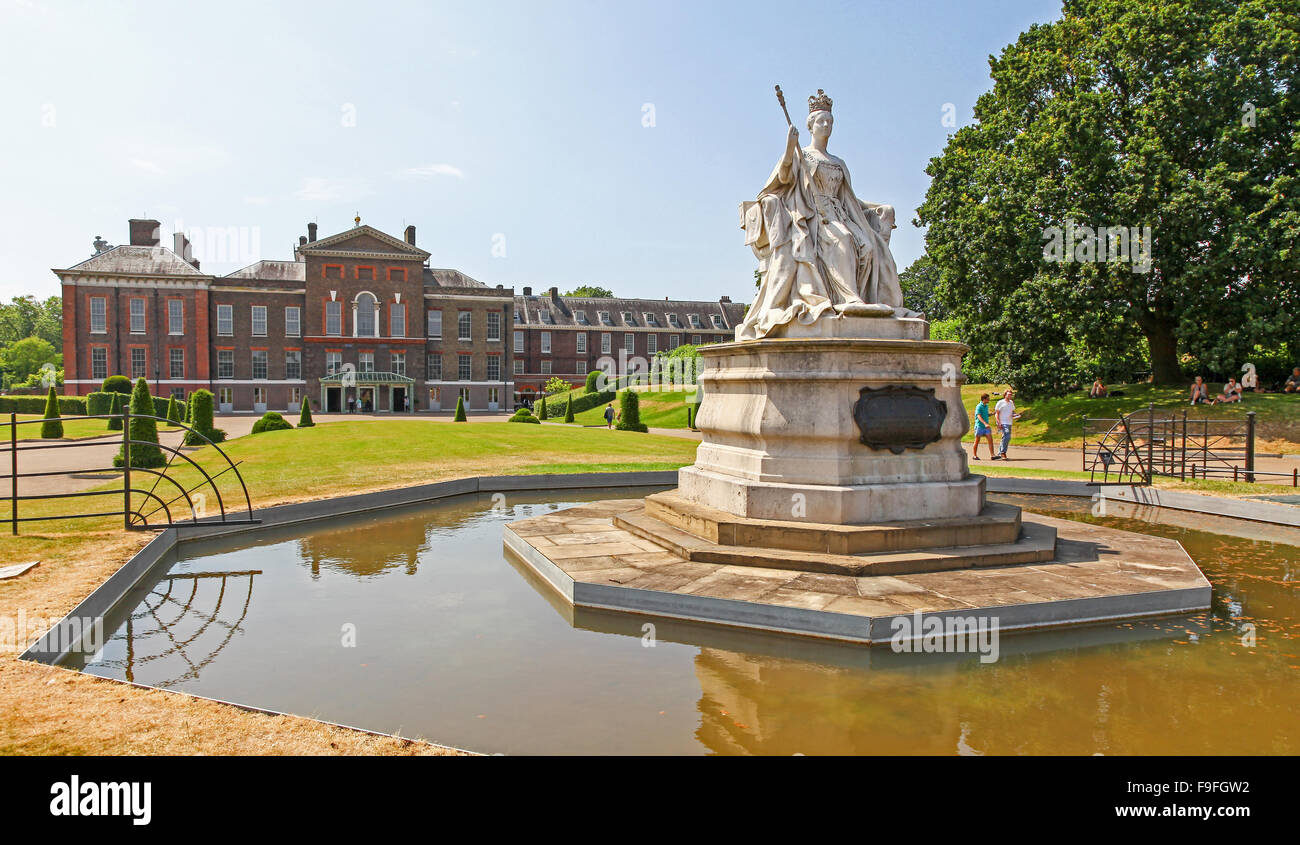 La statua della regina Vittoria di fronte a Kensington Palace, un palazzo reale e i giardini di Kensington Londra Inghilterra REGNO UNITO Foto Stock