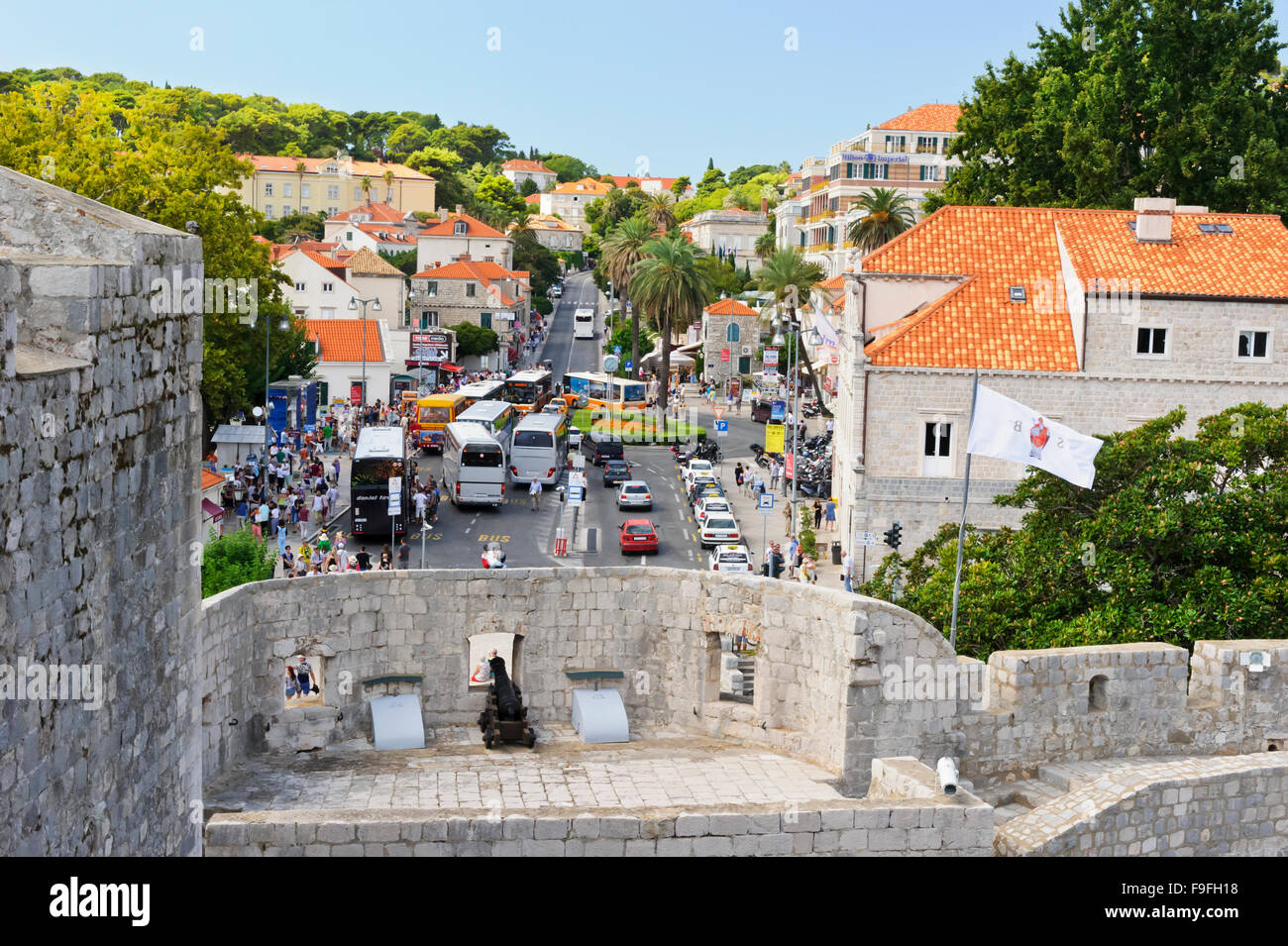La città vecchia di Dubrovnik occupata durante le vacanze estive, Croazia. Foto Stock
