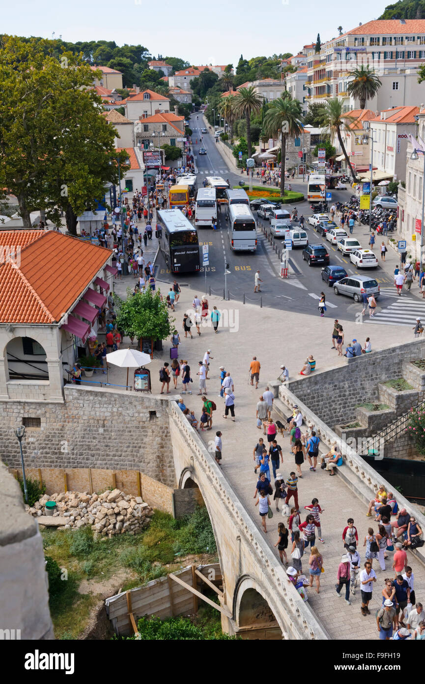 La città vecchia di Dubrovnik occupata durante le vacanze estive, Croazia. Foto Stock