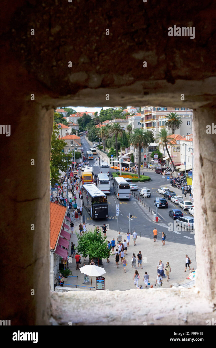 La città vecchia di Dubrovnik occupata durante le vacanze estive, Croazia. Foto Stock