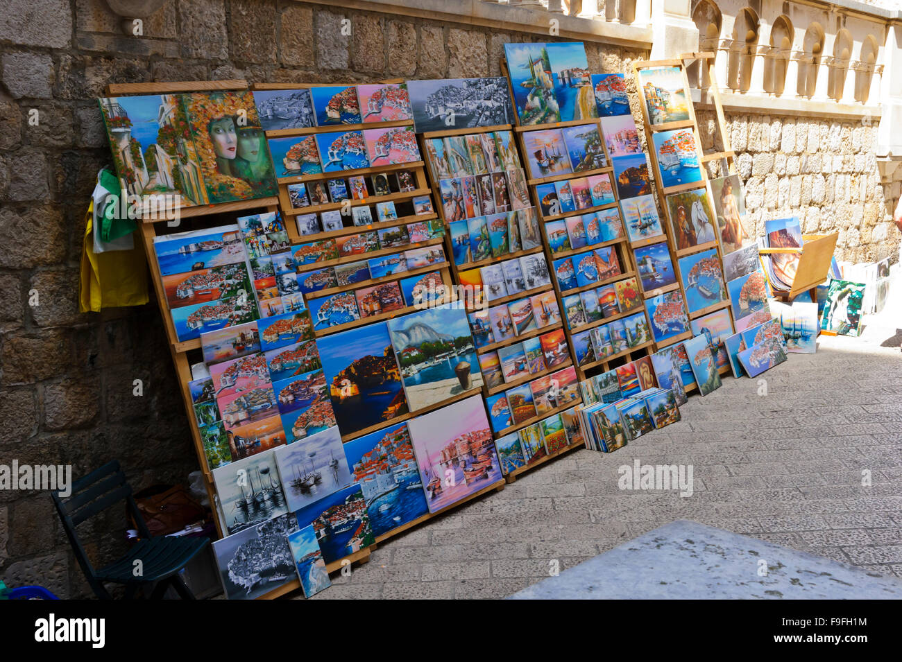 Dipinti di una varietà di soggetti in vendita all'ingresso della rocca, Dubrovnik, Croazia. Foto Stock