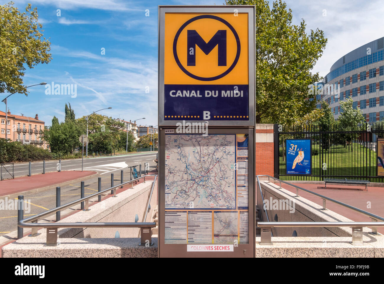 Metropolitana di Tolosa firmare all'entrata alla stazione della Metro Canal du Midi. Foto Stock