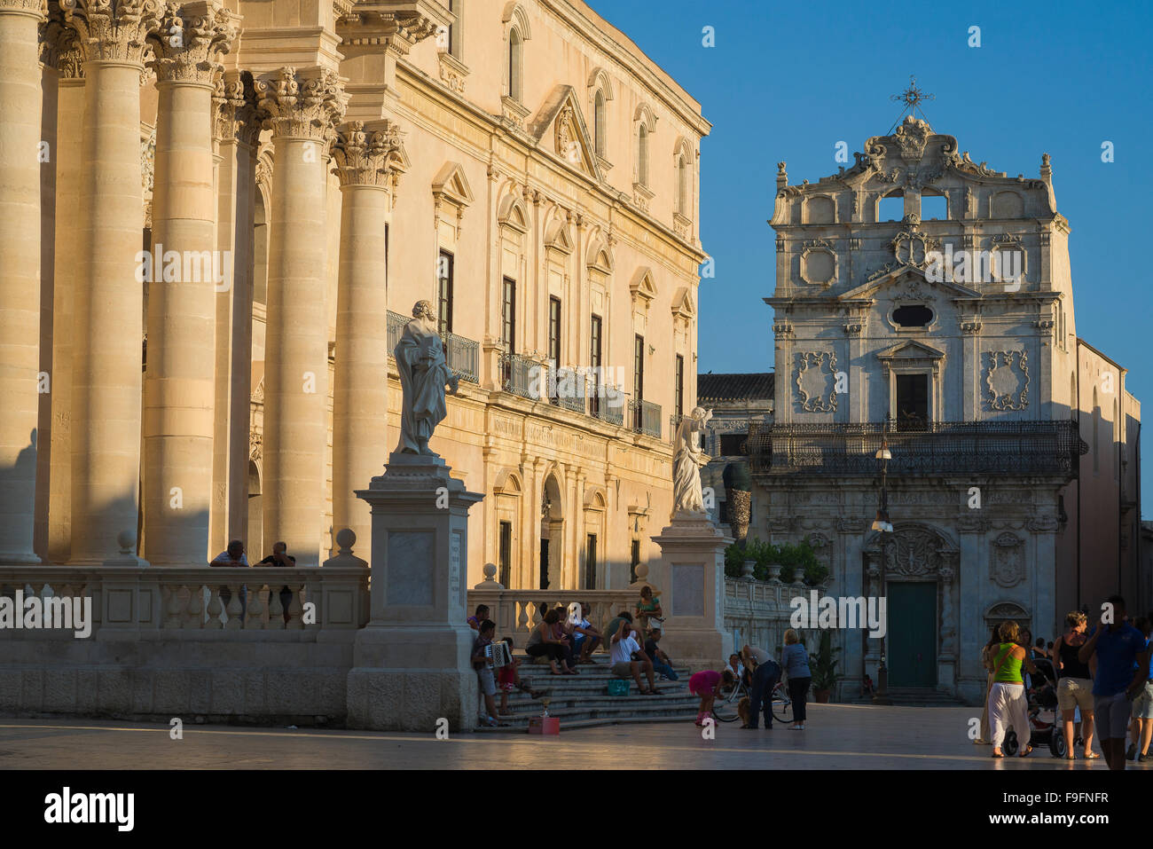 Siracusa Sicilia piazza, vista sulla storica piazza barocca del Duomo di Ortigia, Siracusa, Siracusa, Sicilia. Foto Stock