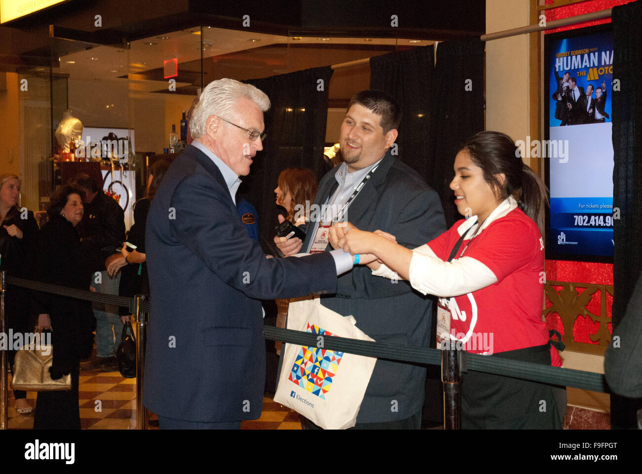 Las Vegas, NV, Stati Uniti d'America. 15 Dic, 2015. Dieci candidati Repubblicani ha preso la fase stasera al Veneital Hotel in Las Vegas NV. Questo gruppo dibattito trasmesso dalla CNN. Hanno trasmesso le loro opinioni sulla politica degli Stati Uniti nella lotta contro il terrorismo e loro prendere in locazione refugies siriano emigrare negli Stati Uniti. La stampa si sono riuniti nella sala di Spin al Venetian Hotel dove essi vyed per l'attenzione dei candidati. Nella foto: VIP gli ospiti hanno effettuato il check in per il dibattito repubblicano in Las Vegas © Karen I. Hirsch/ZUMA filo/Alamy Live News Foto Stock