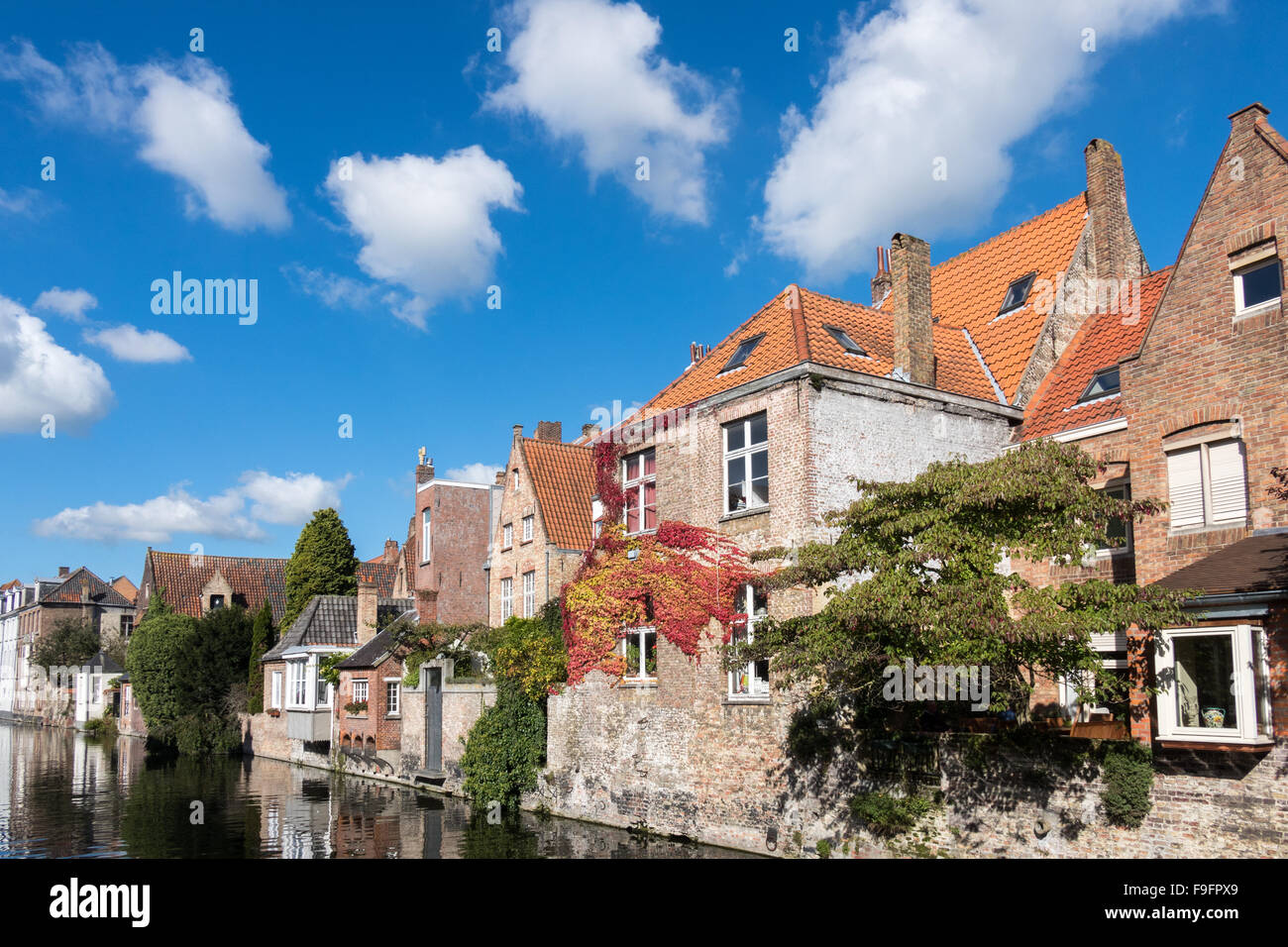 Edifici a fianco di un canale in Bruges Fiandre Occidentali in Belgio Foto Stock