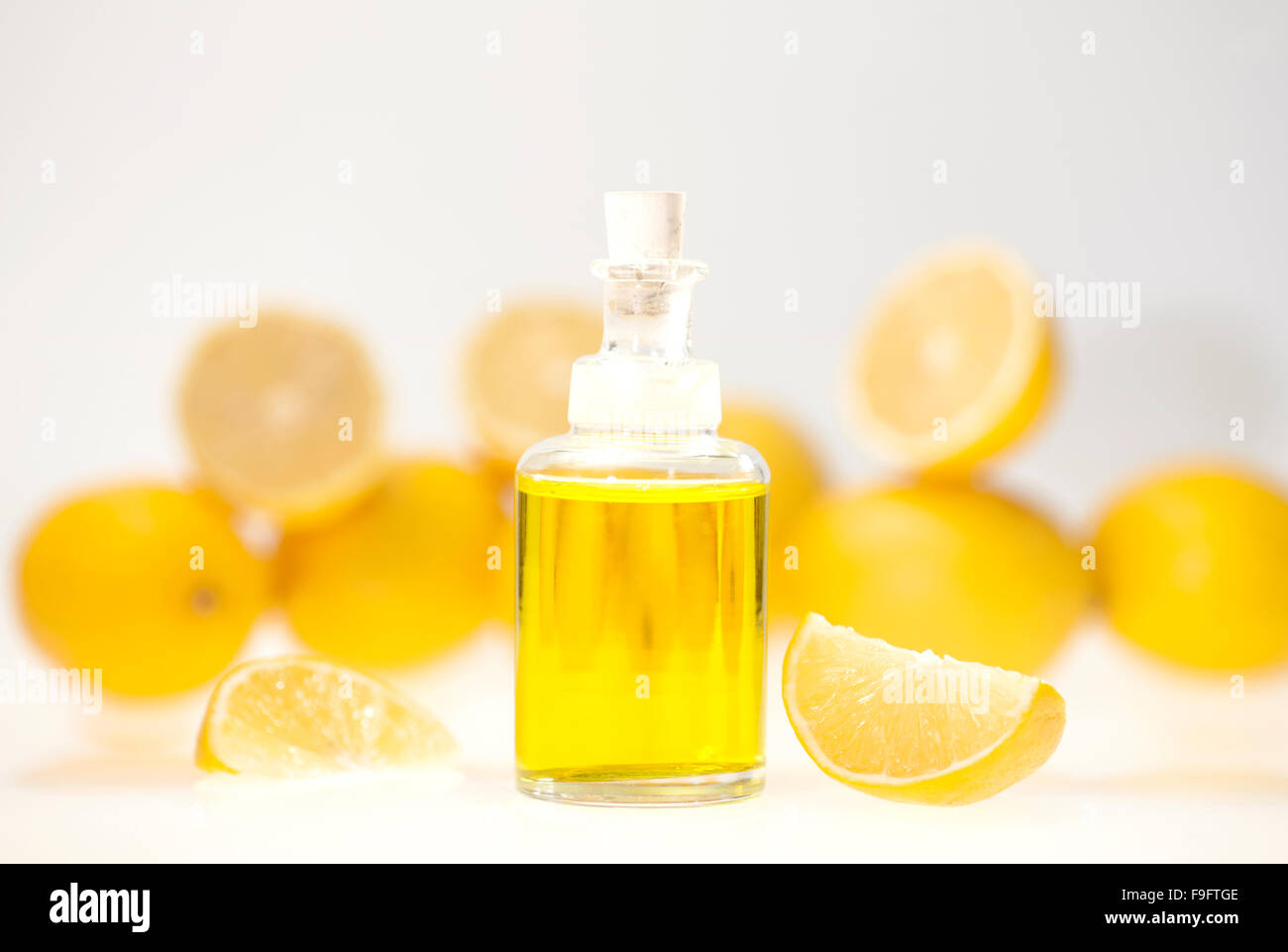 Olio essenziale di limone Foto Stock