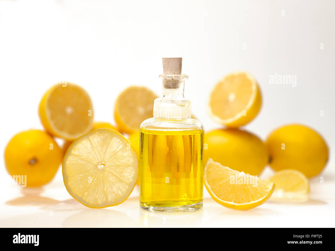 Olio essenziale di limone Foto Stock