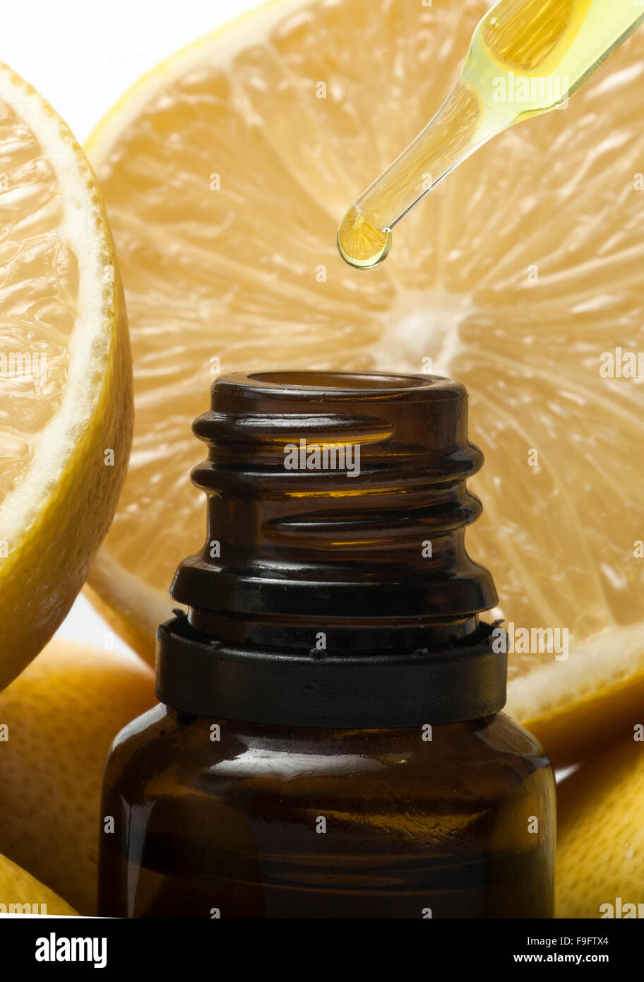 Olio essenziale di limone Foto Stock