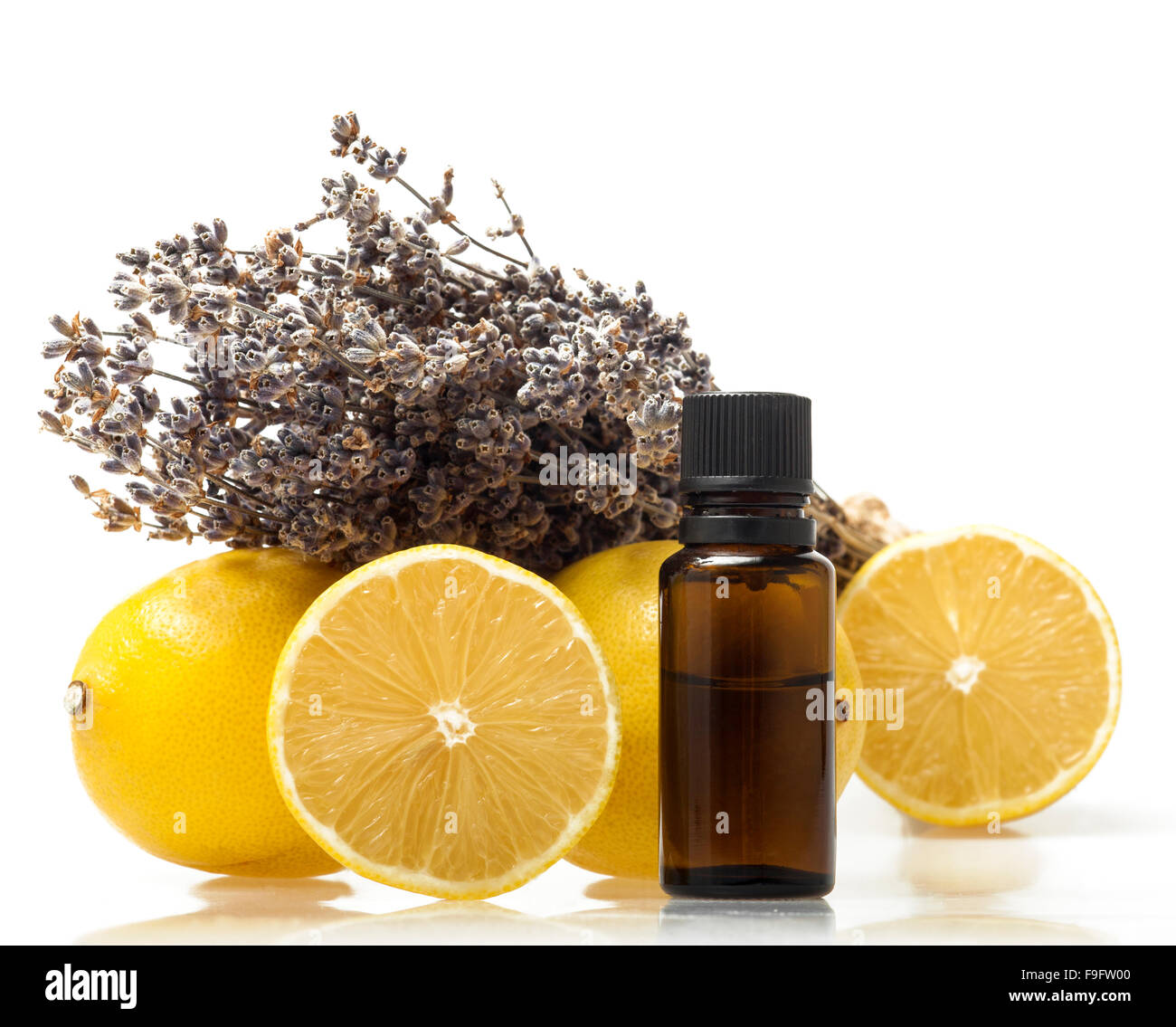 Il limone e l'olio essenziale di lavanda Foto Stock