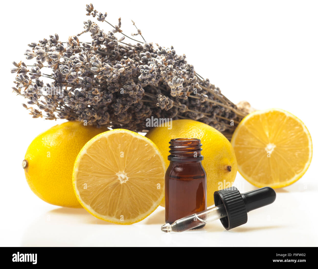 Il limone e l'olio essenziale di lavanda Foto Stock