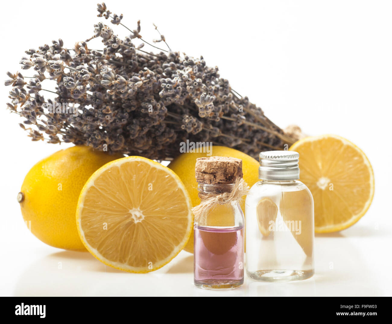 Il limone e l'olio essenziale di lavanda Foto Stock