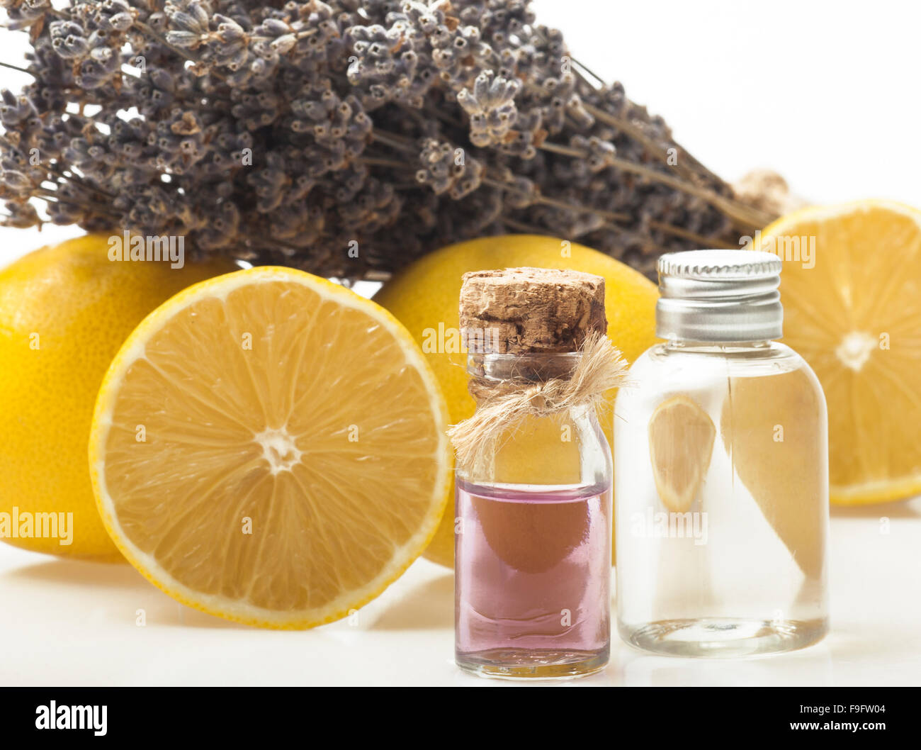 Il limone e l'olio essenziale di lavanda Foto Stock