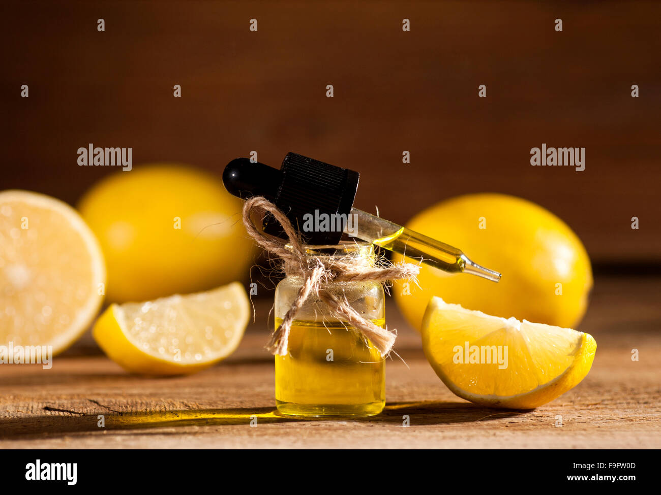 Olio essenziale di limone Foto Stock