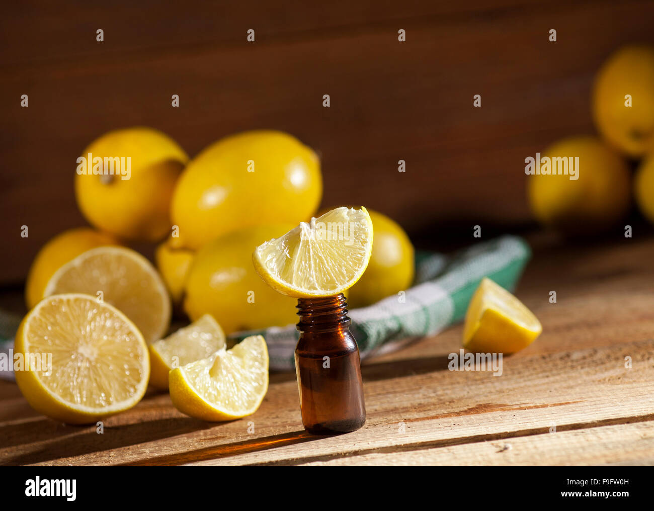 Olio essenziale di limone Foto Stock
