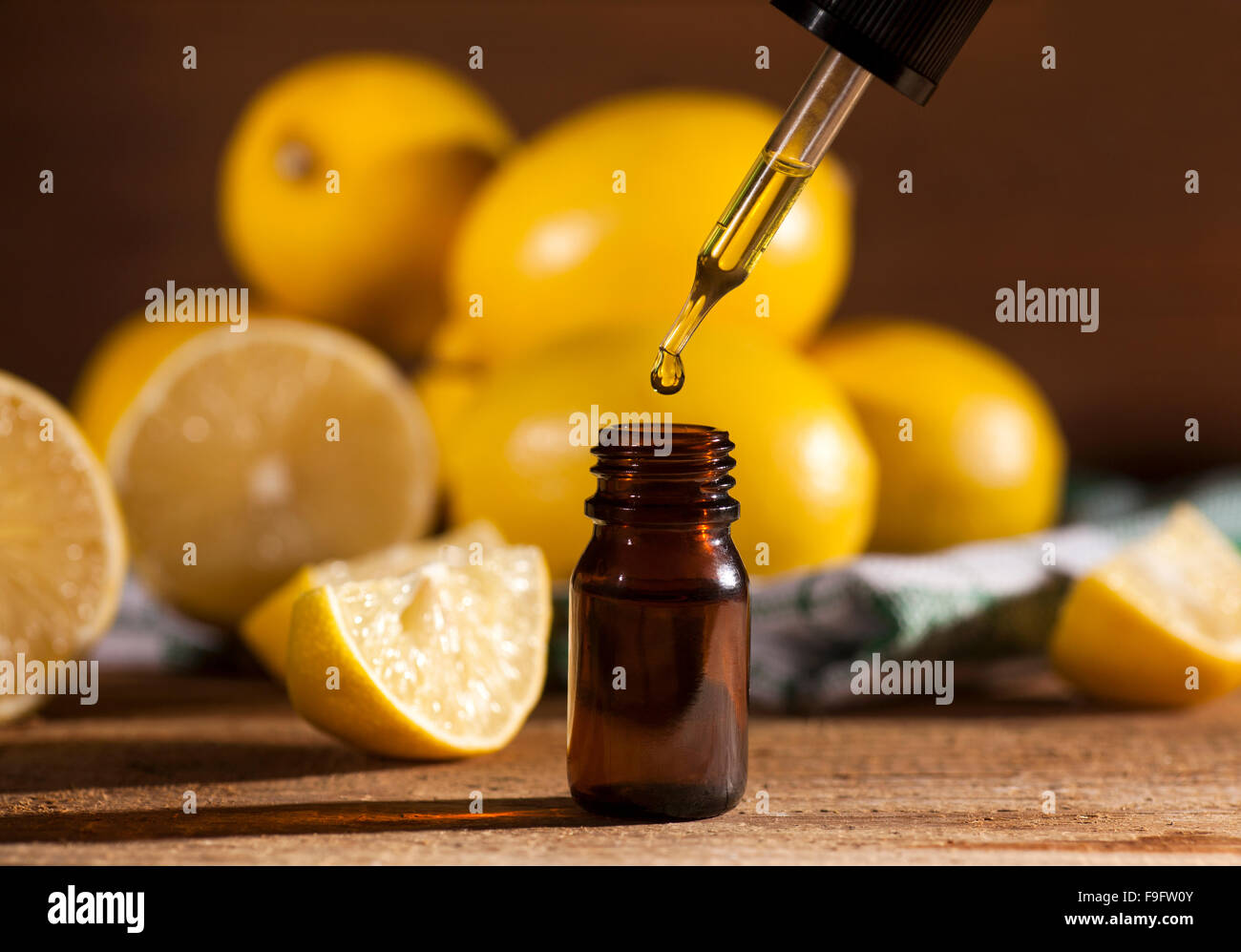 Olio essenziale di limone Foto Stock