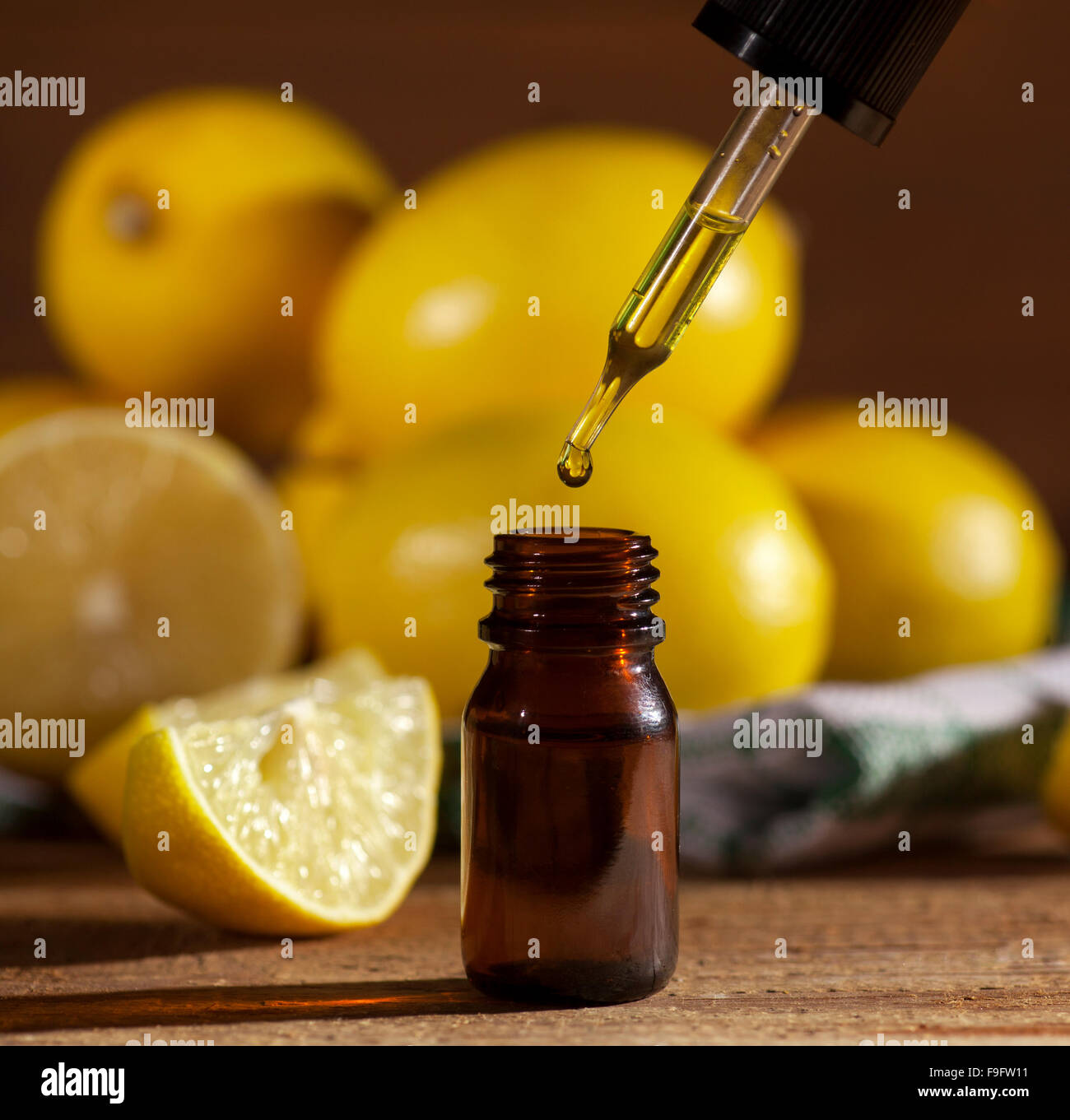 Olio essenziale di limone Foto Stock