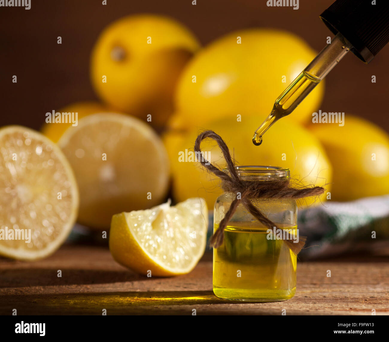 Olio essenziale di limone Foto Stock