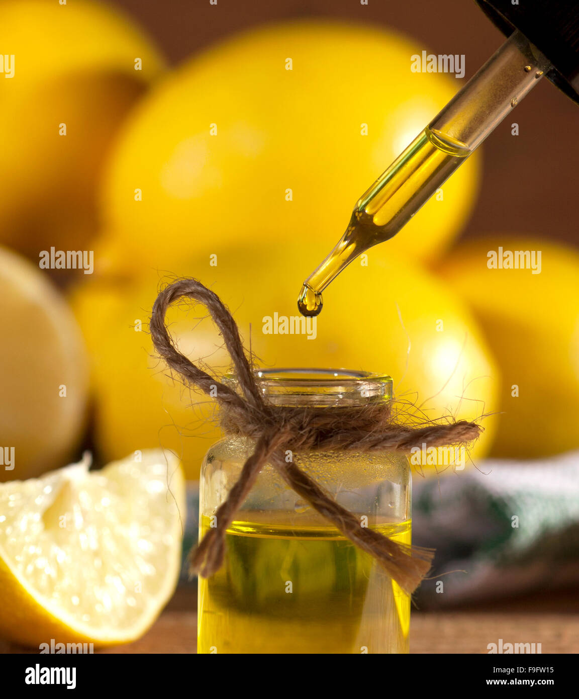 Olio essenziale di limone Foto Stock