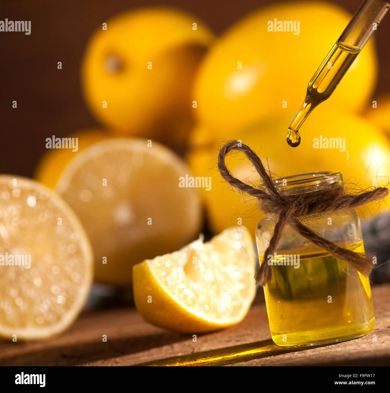 Olio essenziale di limone Foto Stock