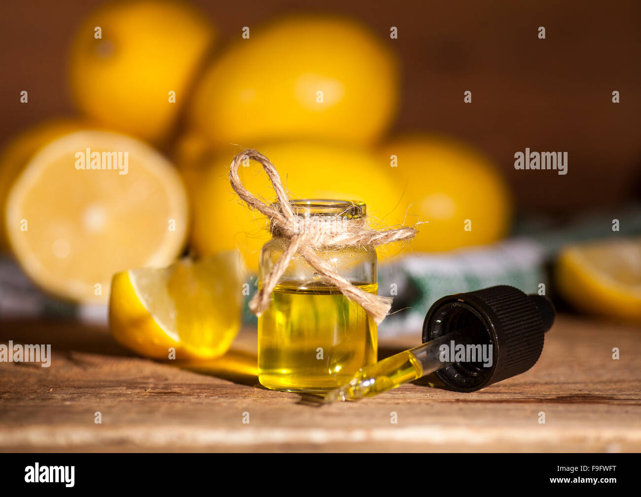Olio essenziale di limone Foto Stock