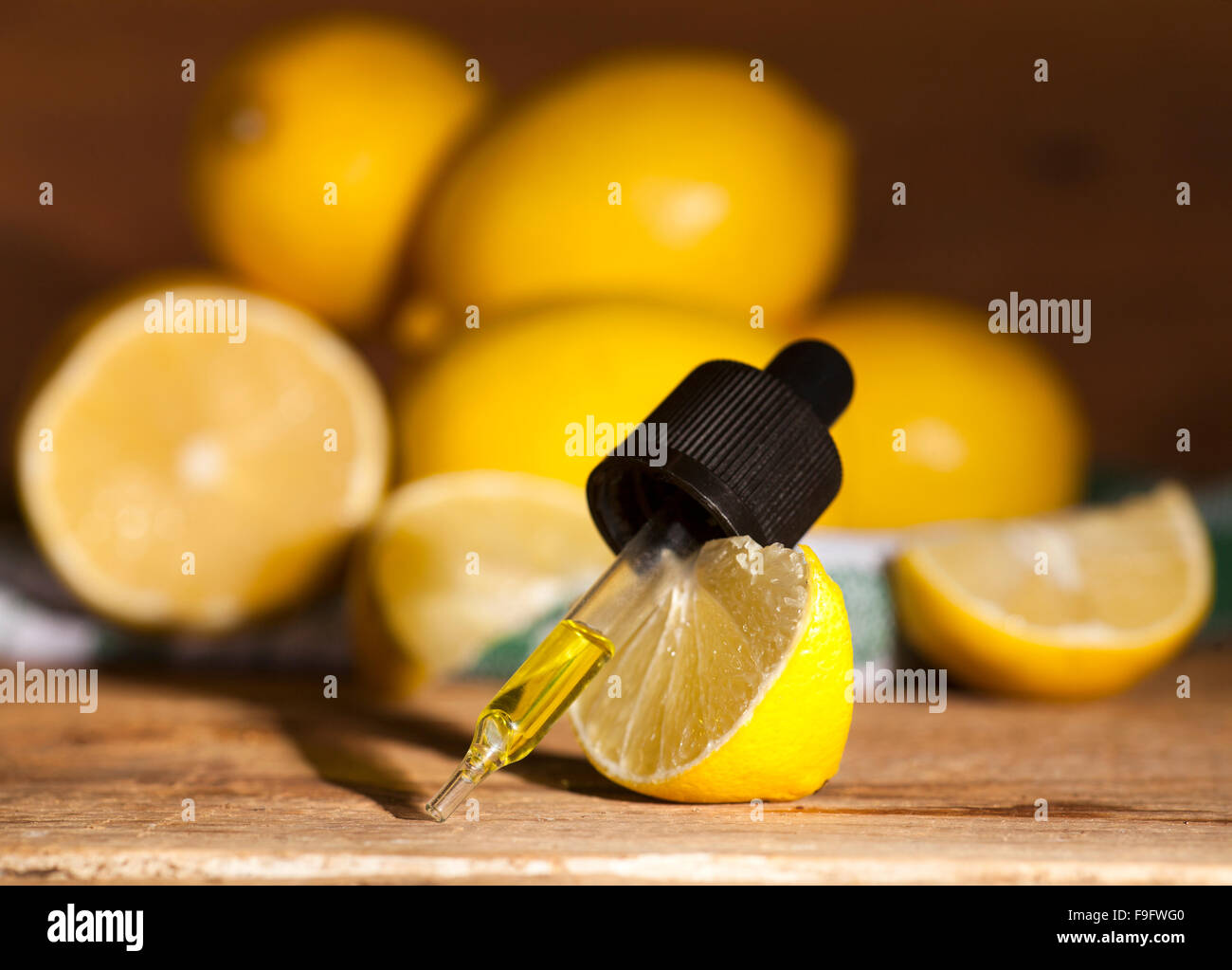 Olio essenziale di limone Foto Stock
